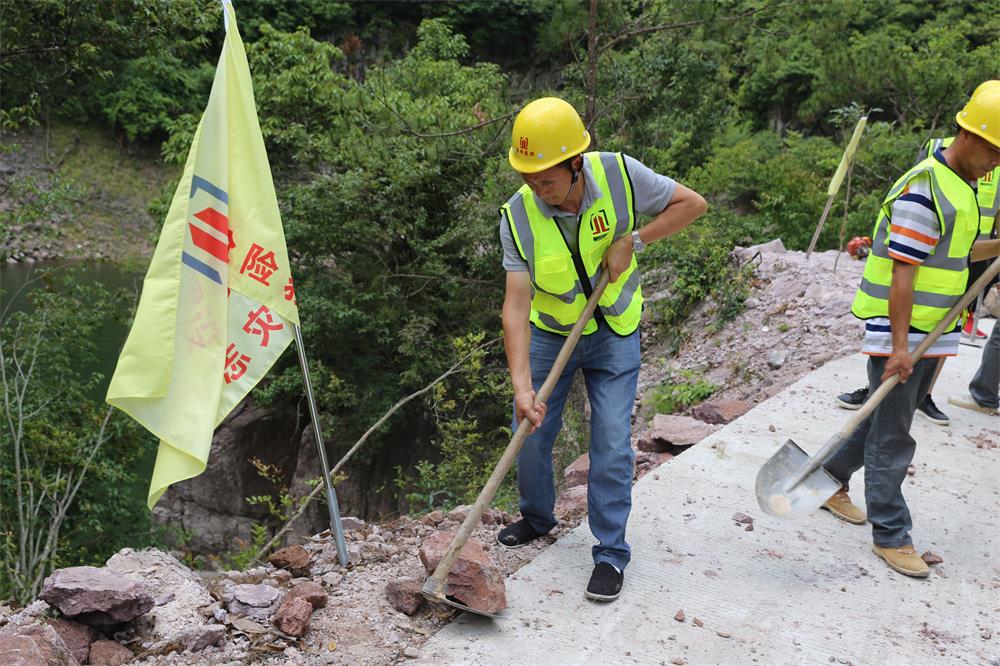 福建晉恒建設(shè)工程有限公司前往錢園橋大隊(duì)塹上村搶險(xiǎn)救災(zāi)