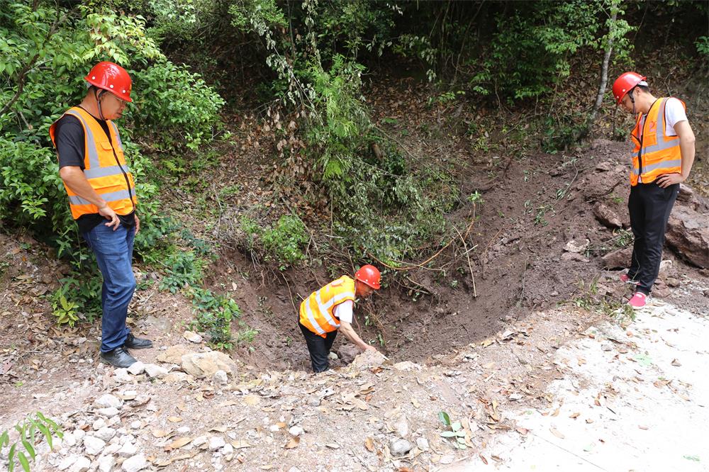 福建易順建筑工程有限公司前往錢園橋大隊塹上村搶險救災(zāi)