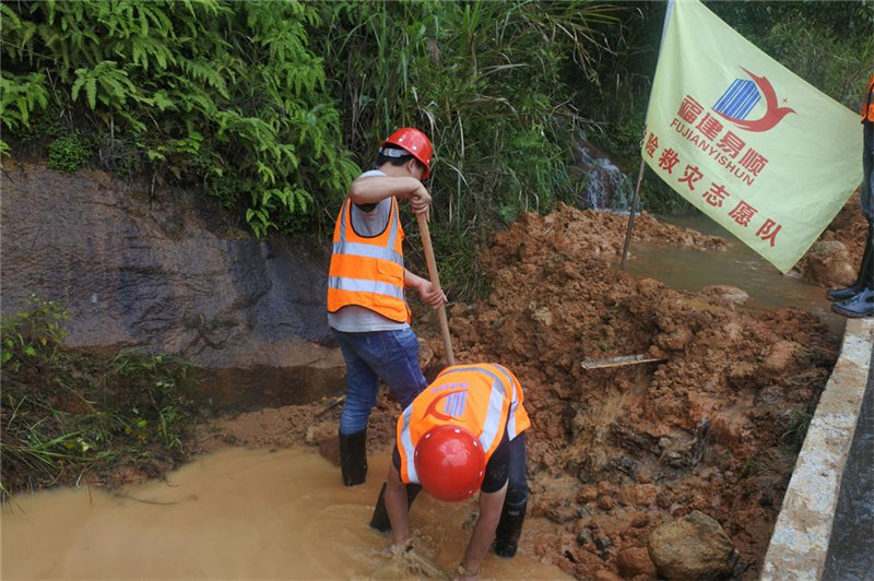 福建易順建筑工程有限公司提供技術(shù)人員和設(shè)備幫助祖墩鄉(xiāng)進行災(zāi)后重建