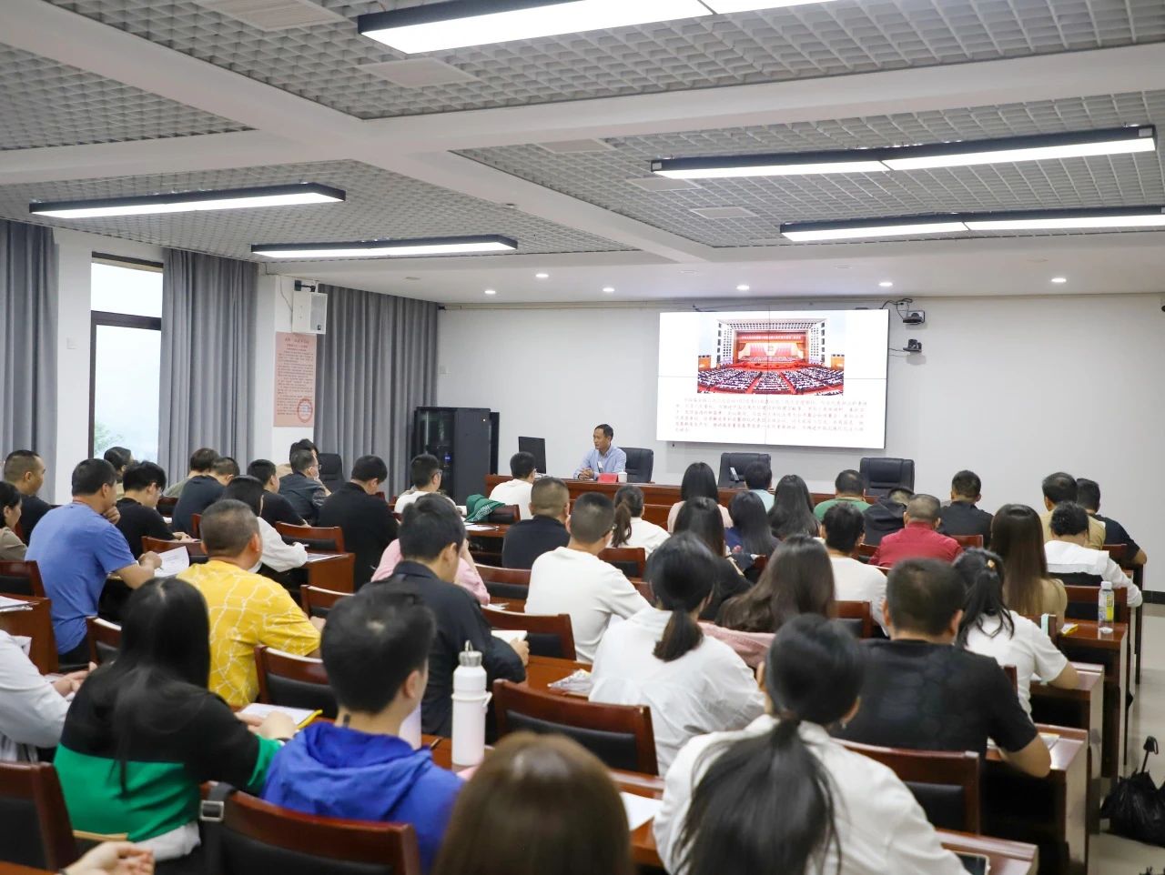 易順建工集團有限公司入黨積極分子“充電”學習