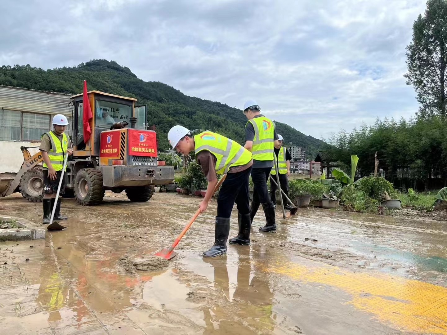 【恢復生產生活】易順建工：愛心企業(yè)顯擔當 助力災后恢復工作